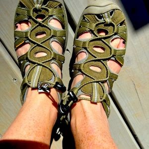 Keen Whisper woman’s sandal in an olive color